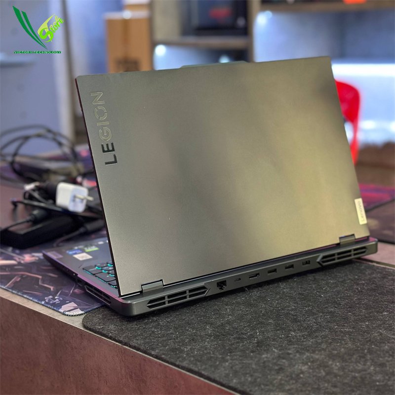01 Gaming Laptop Lenovo Legion 5 Pro (RTX4070 8GB)